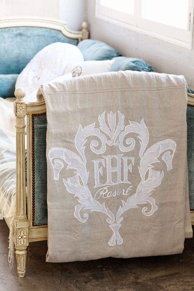 FHRエンブレムリネンマルチ ¥25,000 小物協力:Francfranc www.francfranc.com