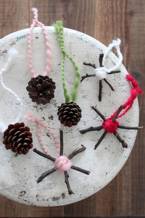 オーナメントができました！ いろんな大きさの松ぼっくりや木の枝で作るので、 小さいものや大きいもの、いろんな表情があって楽しいです。 毛糸も何種類か用意しておくとカラフルになりますね♪