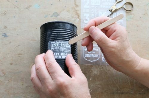 男前リメ缶を、セリアの転写シールで