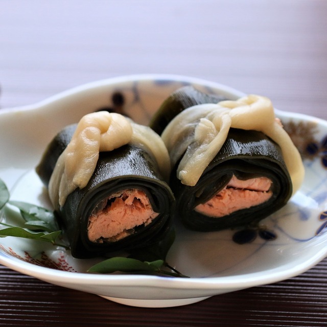 【簡単お節料理】冷凍OK！　子どもも食べやすいサーモン昆布巻きの作り方