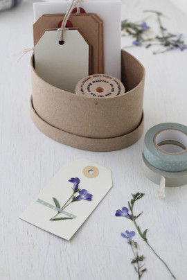 押し花が出来上がったら、 タグに押し花を貼り付けましょう。 木工用ボンドで軽くのり付けするだけで、 簡単に紙に貼ることができます。