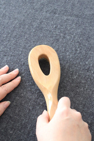 大きな毛玉はブラシが引っかけて取り除き、 小さな毛玉はブラシをかけることで毛玉がほぐれ、 ベースのニットに繊維として馴染んでいきます。 毛玉を取る、というよりも表面を整えていく、 そんな感覚です。 ※ブラシは編み目と同じ方向(=平行)に動かします。