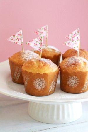 市販のマフィンも楊枝にマスキングテープを貼っただけ~。こちらはマスキングテープの端っこを三角に切り落としてみました♪