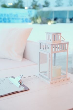 街の中の白砂ビーチと、テーブルで愉しむドライフラワー