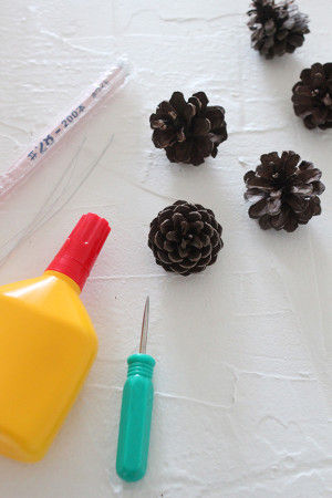 【材料】 ・松ぼっくり　 オーナメントにしたい数だけ用意します。 ・毛糸 ・キリ ・ボンド ・針金（細めのもの） ・ペンチ（針金を切るのに必要な場合）