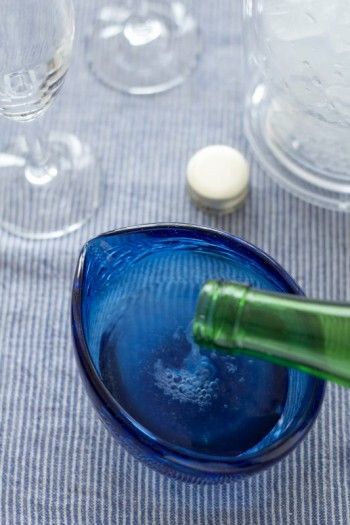 しっかり氷につけることで 蓋をあけたときにガスの上昇のタイミングが遅くなり 上澄みの部分と澱が混ざりにくくなるそうです。 蓋をさっとあけたら、すばやく静かに 上澄みだけを、片口に注ぎ入れましょう。