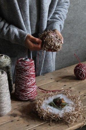 1.香りを楽しむのための材料(お好みの量)を綿で包み、 さらにペーパークッションで包みます。 2.1にお好みの毛糸巻いて完成!