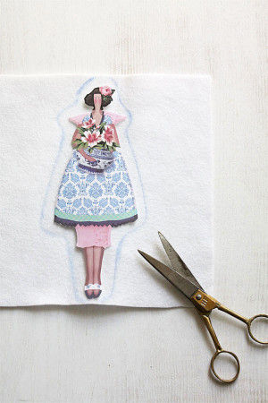 2.女の子の絵柄を切り抜いて、 フェルトにボンドで貼り まわりに1cmくらい余白をとって フェルトをカットします。