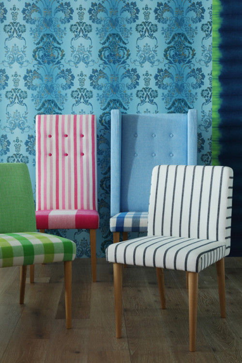 後列、ウィングチェアをモダンにアレンジしたチェア。 左 Harper alto Chair ¥130,000(¥102,000~) 右 Harper alto Side Chair ¥171,000(¥122,000~) 前列左、丸みを帯びた背のシンプルなチェア。 TANGO Chair ¥125,000(¥102,000~) カバーリング対応可。 NEWPORT Low Back Chair ¥89,000(¥75,000~)