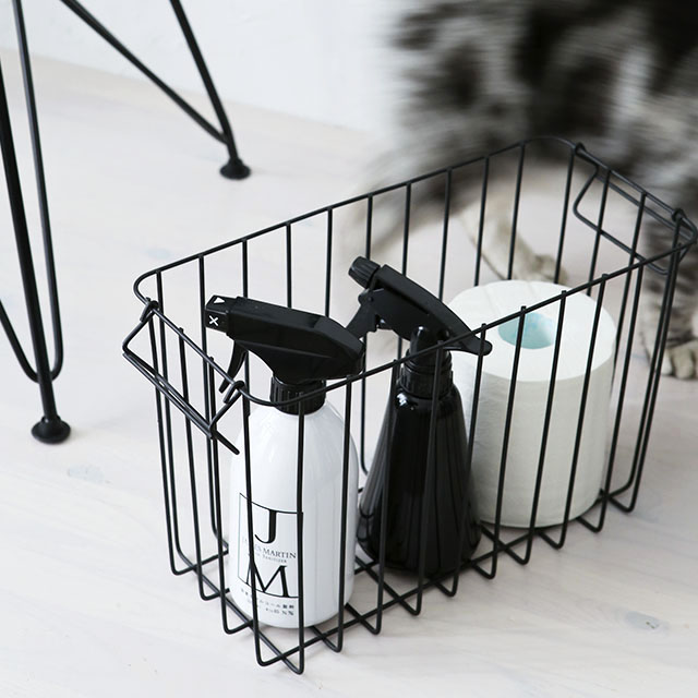 お悩み解決！白黒×バスケットで猫の掃除道具もスッキリ収納