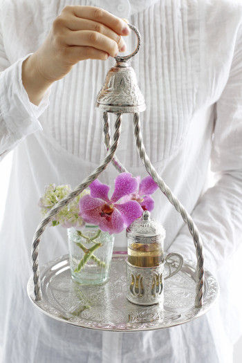 ティーグラスをのせているトレイは トルコで出張ティーサービス用に使われている手付きのトレイです。一輪挿しのお花を一緒に載せると 女性らしい素敵なおもてなしのトレイになります。