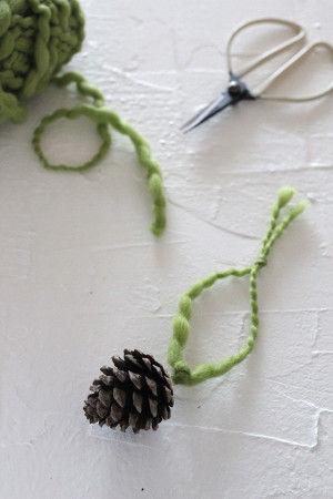 4.ボンドが乾いたら、針金の輪に毛糸を通して完成♪ 