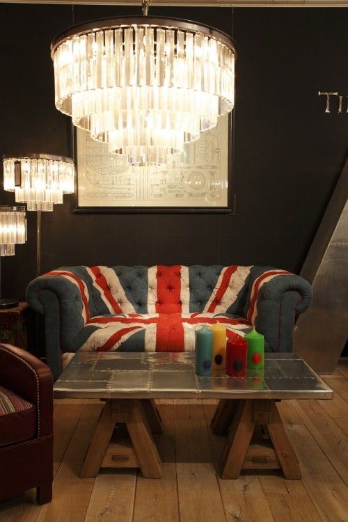 伝統的なチェスターフィールドをユニオンジャックの張り地で仕立てたソファ。 TIMOTHY OULTON BY HALO BENSINGTON　2PソファVINTAGE UNION JACK¥380,000 ODEON MEDIUM 5RINGシャンデリア　¥480,000 