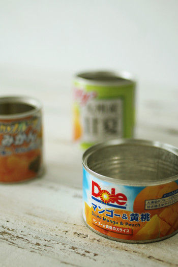 缶は同じサイズで揃えるのではなく、 サイズ違いがおすすめ。 リズムが出るので飾りやすくなり、 オシャレに見えるんです^^
