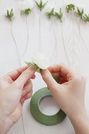 ワイヤーにフローラルテープを巻きつけます。