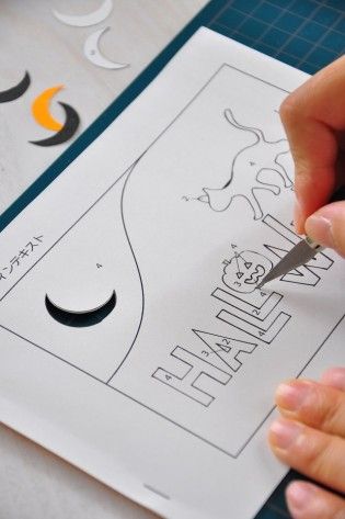 下絵を元に、番号通りに彫っていきます。カッティングマットは必ず、彫りたい番号の上に置いてはさむようにします。これで失敗することが多いので気をつけて。