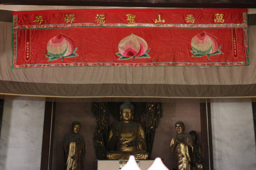 大雄宝殿内