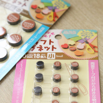 r2_1106_01 100円マグネットをボタンでおしゃれに