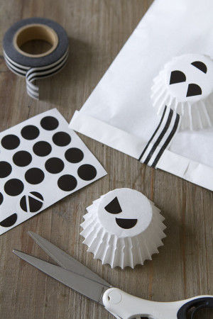 ベーキングカップの大きさに合うように ラベルシールを目、口の形に切って、貼るだけ～