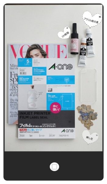 【材料】 iPhoneケース( プラスチックのハードタイプ)、 ボタニカルプレス(押し花) UVレジン(樹脂)、 アクリル絵の具、 耐水性ラベルシート、雑誌