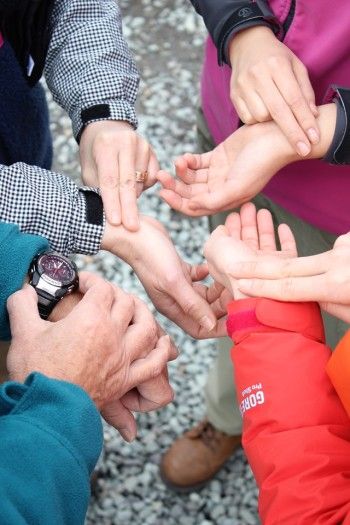 さぁ、いよいよクアオルト健康ウォーキングがスタート。 まずは、軽くストレッチを行って体をほぐし、 体調チェックの1つとして心拍数や血圧を確認します。 ウォーキング中も15分毎に心拍数や血圧を必ずチェック。