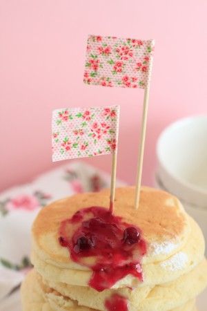 市販のパンケーキをいっぱい積み重ねて、竹串にマスキングテープを貼ったものを挿しただけ~