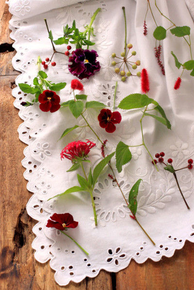 集めた花の種類は ビオラ、キャットテイル、ペンタス、イヌタデ、南天、など・・・