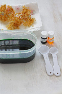 3．２個目の保存容器に第２加工液を８分目まで注ぎ、染料黄色と青を5～20mlずつ、色を見ながら加え、好みの色を作ります。色はティッシュなどを浸してみて確認してください。