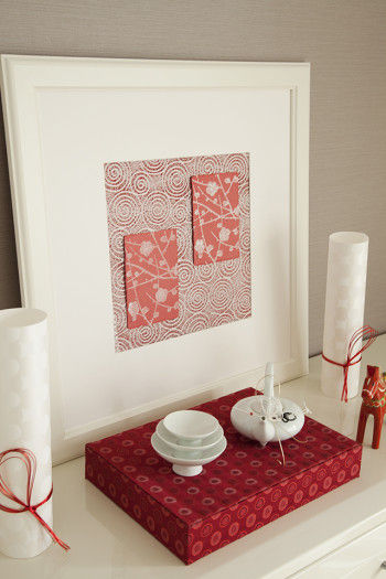 サイドボードは葉書を入れた額、 LEDライトにA4紙を巻き水引で結んだ照明器具、 お屠蘇、干支の置物を飾りました。 １年の邪気を祓い無病息災を祈って、お屠蘇をいただきましょう。