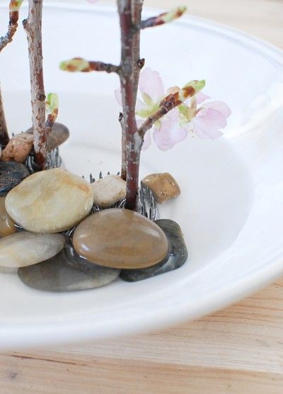 枝の足元は ミニ剣山を隠すように 小石を置きます。