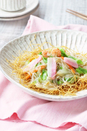 通常の皿うどんは、 揚麺の上に豚肉・野菜・魚介類などの餡をかけ 大きい皿に盛り付け、取り分けて食べます。