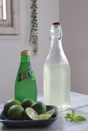 ミントシロップ20ml ライム小1個 ミントの葉適量 炭酸水150ml