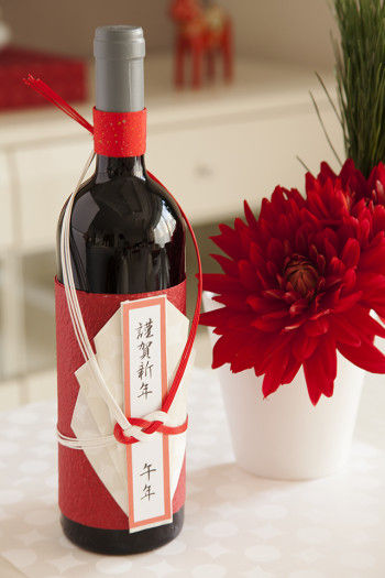 ワインボトルは和紙、懐紙、水引で装飾しています。 ボトルのラベルの英字を隠して、和風なイメージを出します。