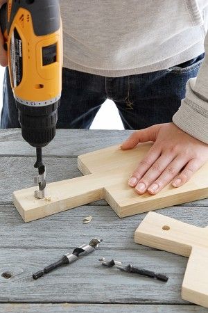 ドリルで穴を開けて、 皮ひもを通して出来上がり。 穴のまわりは紙やすりで磨いておくと、 滑らかで綺麗です。