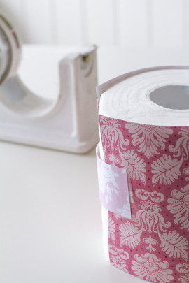 2.ペーパーを丸め、別にカットした Tildaの紙をテープで止めます