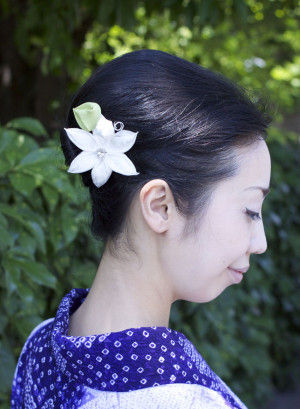 夏の浴衣姿、髪に一輪の花をあしらうことは、 見た目にも華やかで、心がうきうきしてきます。