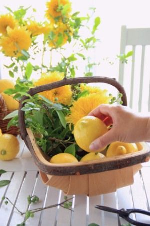 レモンイエローの八重咲きひまわりで、夏のアレンジ