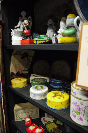 アンティークな缶や箱 どんな人が何を入れて使っていたのだろう? などと想像しながら…
