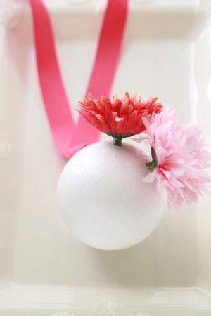 お花をランダムに好きなように挿していきます。 ボンドを使うと、すぐであれば挿し直すことも可能ですのでボンドを使ったほうがいいかも~。