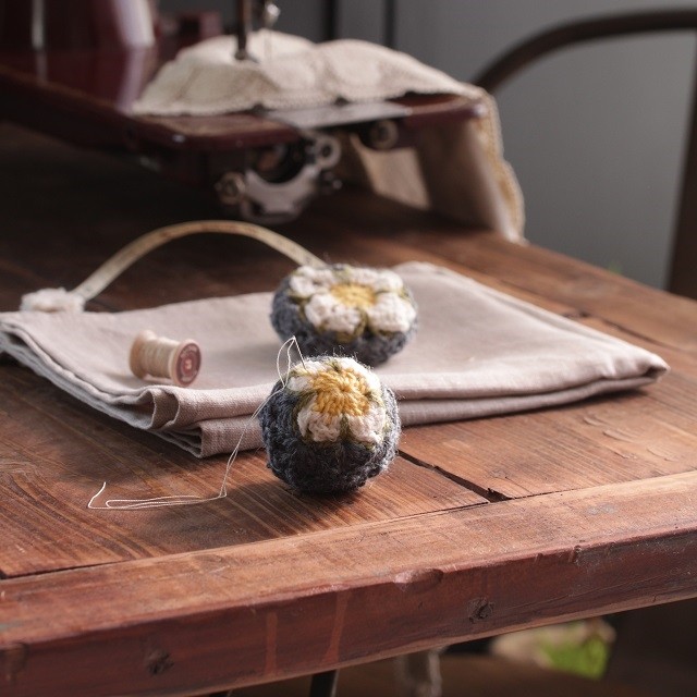 簡単♪　花のマカロンメジャーとピンクッション　かぎ針で四角いモチーフを2枚編むだけ