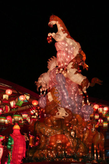 ランタンフェスティバルでは毎年干支の大型ランタンオブジェが登場。 今年のメーンオブジェは『天馬 奔騰（てんまべんてん）』