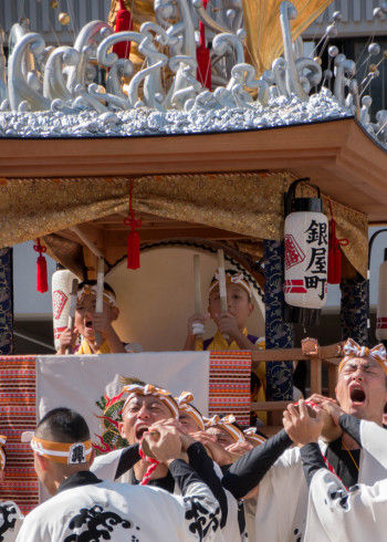 太鼓山には囃方の子供たちが乗り、演奏をしています。