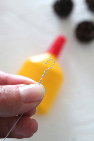 1.針金で小さな輪を作り、数回ねじって1cm程度の長さで切っておきます。