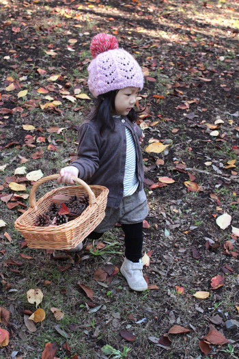 近所の公園にはどんぐりや松ぼっくりがたくさん落ちています。 松ぼっくりを見つけては「あ！あった♪」と嬉しそう。