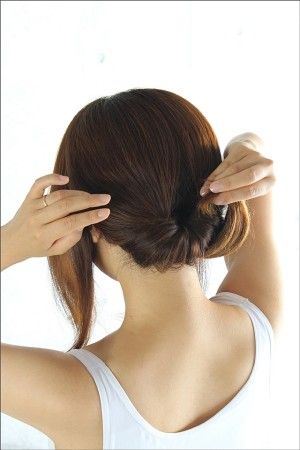 毛先を上から結び目の内側に入れ、 ヘアピンで固定し後ろ髪をまとめます。