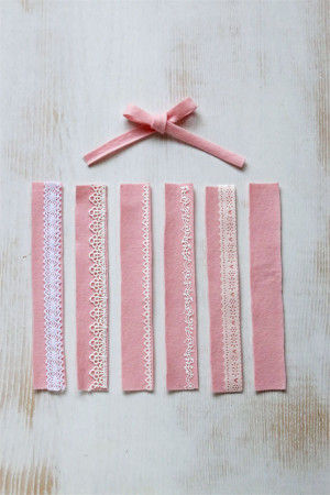 残りのフェルトでトップに飾るリボンも作っておきます。
