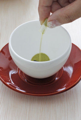 湯飲みを用意し、カプセルをあけ、 中の粉茶をいれます。 カプセルは こちらで1杯分のお茶になります。