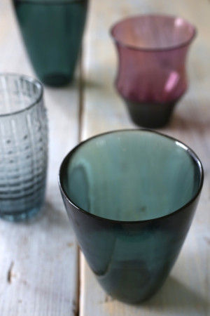 そこにガラス素材をいくつか投入すれば ”クール＆スモーキー”な夏の食卓の完成です。 器もガラスも、色は大人っぽいダークな寒色系から選ぶと より涼しい印象になりますね。