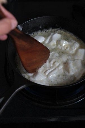 1.フライパンにバターを入れて弱火で溶かします。バターを溶かしながらマシュマロを入れます。