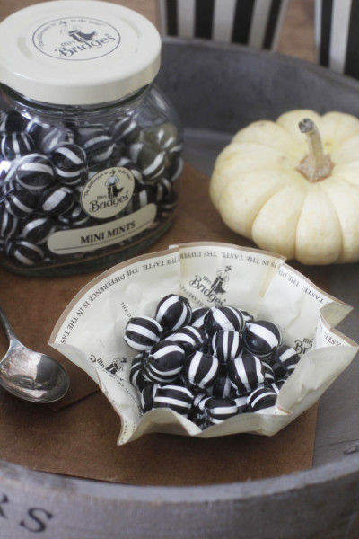 こちらもスーパーで見つけた、黒い縞模様のキャンディー。 ミント味のこのキャンディーを 角砂糖にみたてて使ってみましょう。